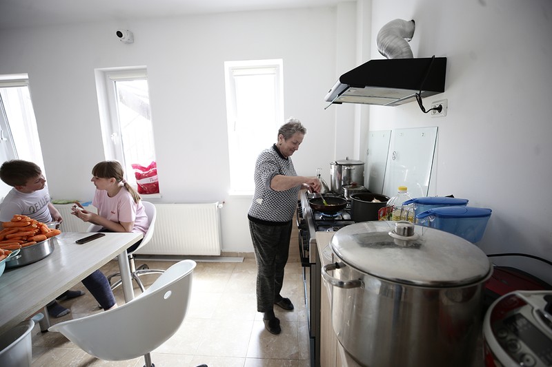 „Mama Elena” a venit la adăpost cu una dintre fiicele ei şi cu doi nepoţi. Foto: Dumitru Angelescu / Libertatea