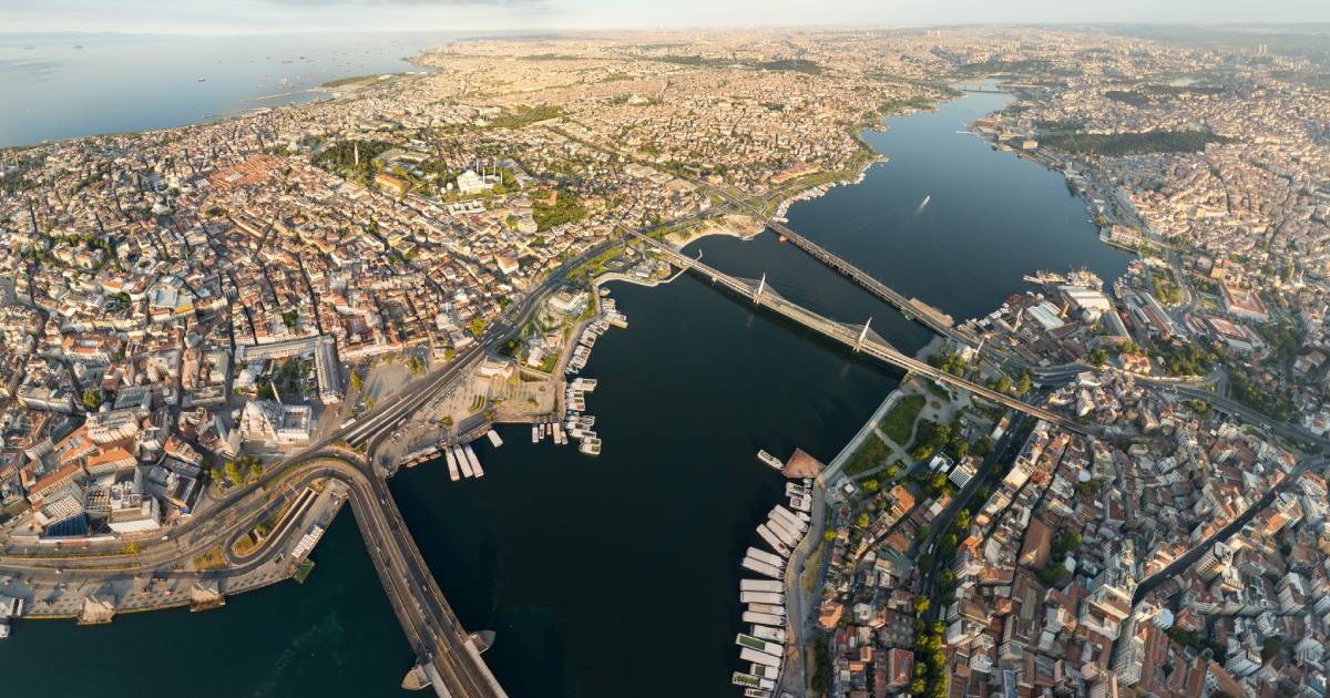 Istanbul, Turcia. Panoramă aeriană largă a Cornului de Aur cu Podul Galata și Podul de metrou Halic, Strâmtoarea Bosfor, Marea Marmara. Vedere aeriană