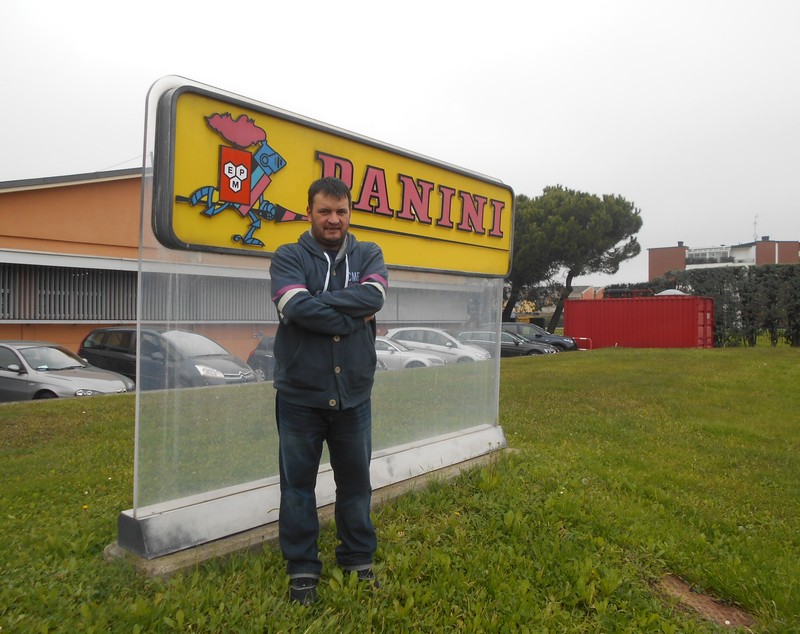 SportNews a fost în paradisul oricărui colecționar, locul unde se nasc zilnic milioane și milioane de abțibilduri: Panini Factory, din Modena, Italia. Poftiți în FABRICA DE FOTBALIȘTI!