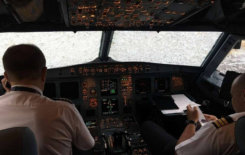 VIDEO| Un pilot a aterizat un avion fără să vadă nimic prin parbriz