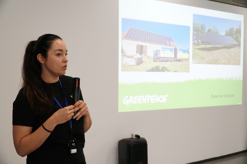 Polina Koladiazhna, coordonatoare de programe Greenpeace Ucraina, îmbrăcată într-un tricou negru, la o conferință organizată la București.