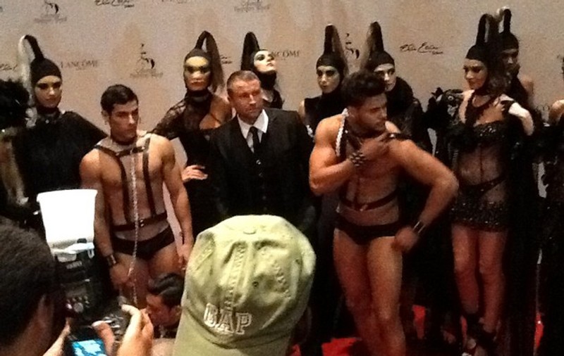 Mister Universe a defilat pentru Cătălin Botezatu la New York | FOTO&VIDEO