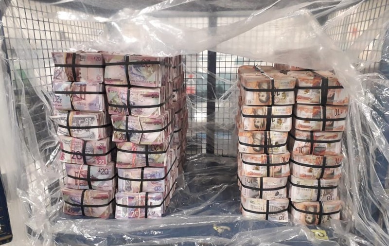 Captură de 5 milioane de lire sterline la Londra, după ce polițiștii au observat un bărbat care se chinuia să care niște genți