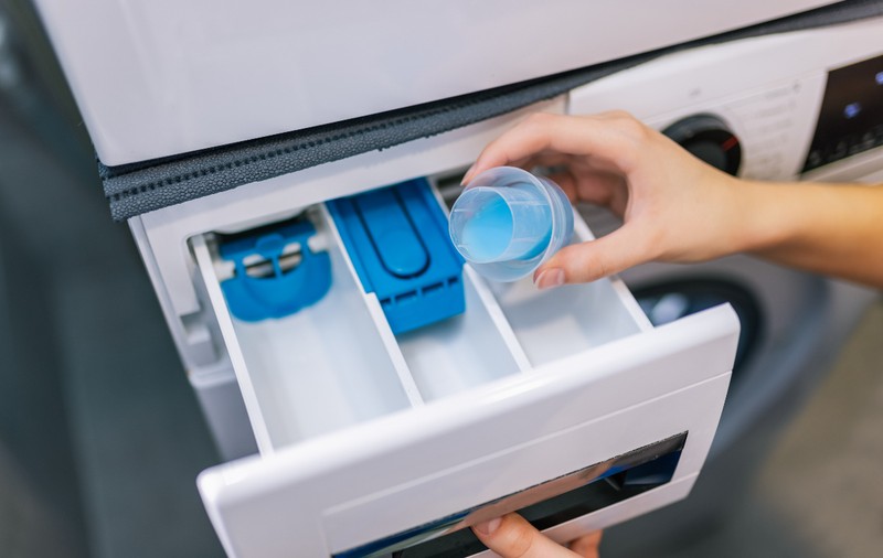 Folosim prea mult detergent de rufe și nici programele de spălat nu sunt corecte: ce spun experții