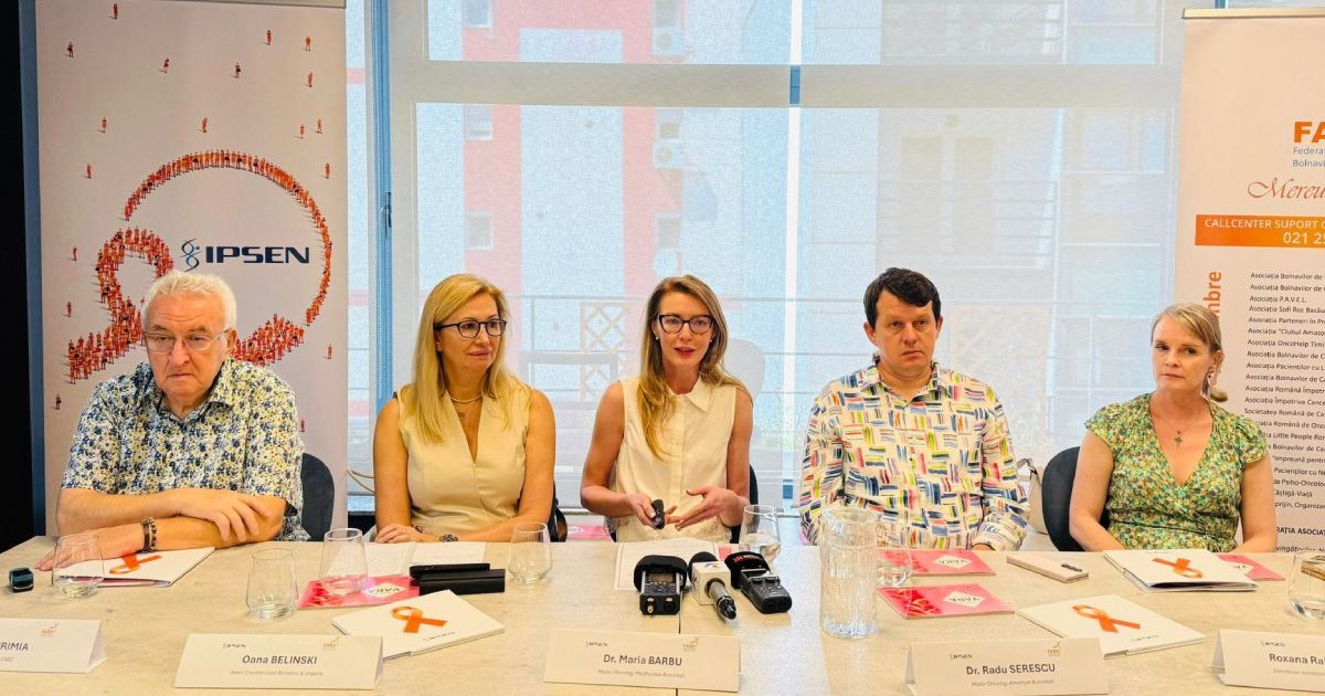 Fotografie de la „Nutriția – o parte esențială a parcursului pacientului cu cancer renal”, in imagine Oana Belinski (Country Lead Ipsen RO &amp; HU), Cezar Irimia (Președinte FABC), Dr. Maria Barbu (medic oncolog), Raluca Bârzu (nutriționist) și Dr. Radu Serescu (oncolog și pacient diagnosticat cu cancer, 5 august 2025