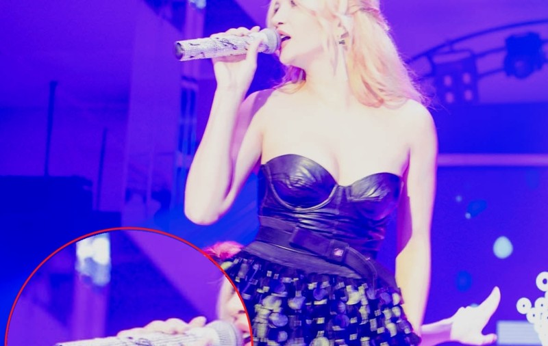 Lora a cântat la un microfon BĂTUT CU CRISTALE SWAROVSKI şi s-a deghizat în... brunetă, la un concert | FOTO