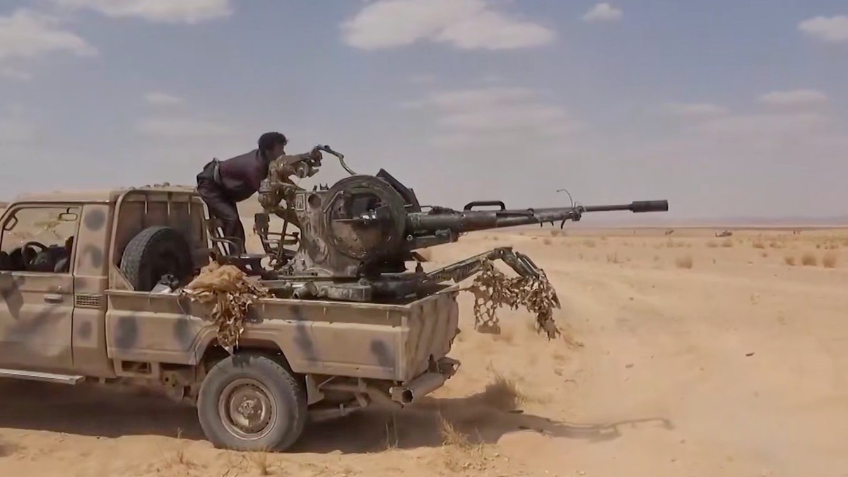 Rebel Houthi trage cu un tun antiaerian montat pe un camion Sursa foto: Profimedia