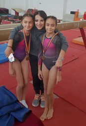 Corina Ungureanu, antrenoare la club, și două dintre gimnastele ei