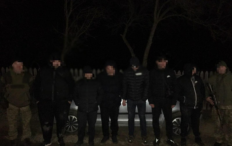 Un ucrainean a luat 52.000 de dolari ca să aducă pe ascuns, în România, 6 bărbați care n-au voie să părăsească țara