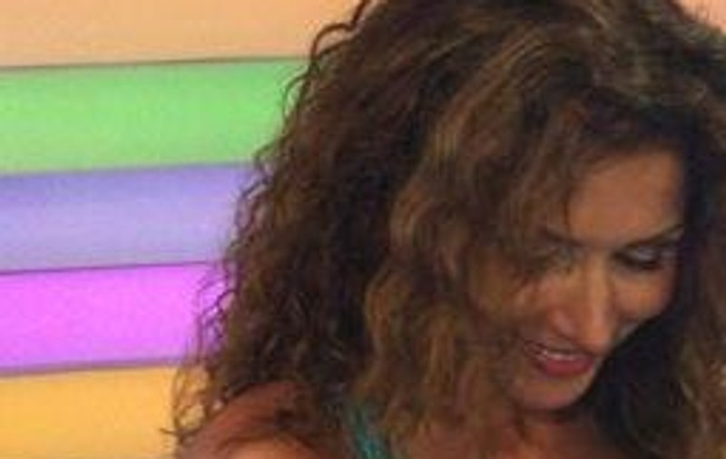 BADEA, uite cum se holbează un bărbat în decolteul iubitei tale! BONUS: Cum reacționează Carmen Brumă la privirea insistentă
