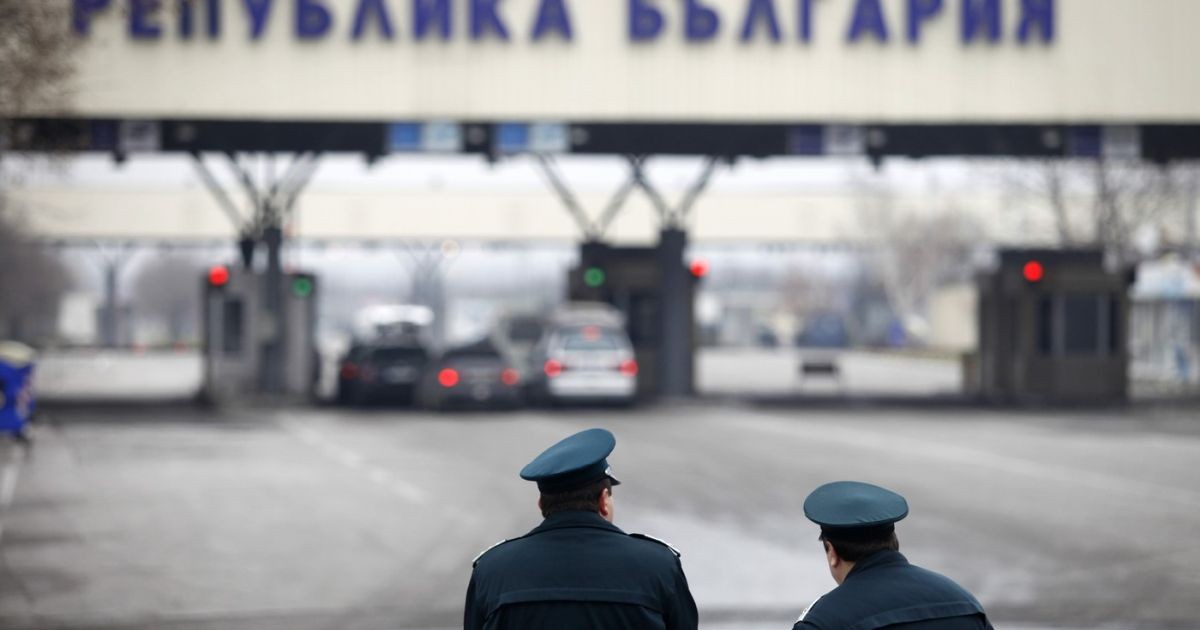 Doi polițiști de frontieră bulgari stau în fața punctului de trecere a frontierei Kapitan Andreevo, dintre Bulgaria și Turcia, ianuarie 2011.