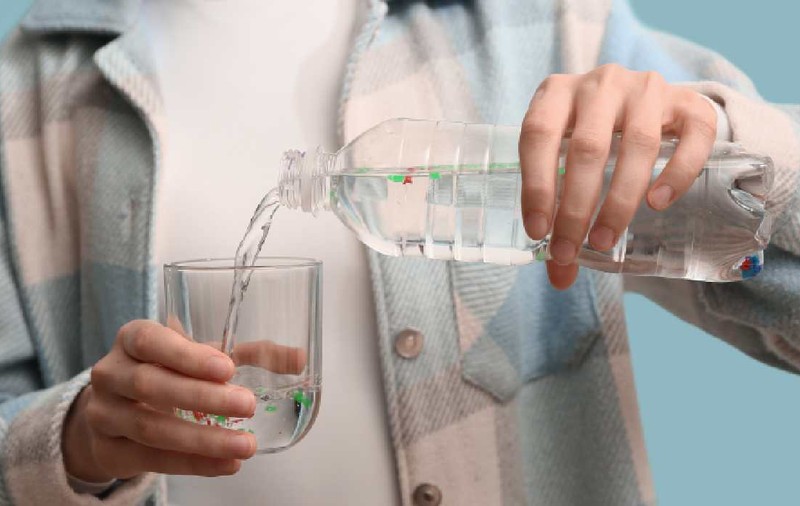 Creierul uman poate conține până la 5 grame de microplastice, echivalentul unei lingurițe. Cum ne afectează sănătatea
