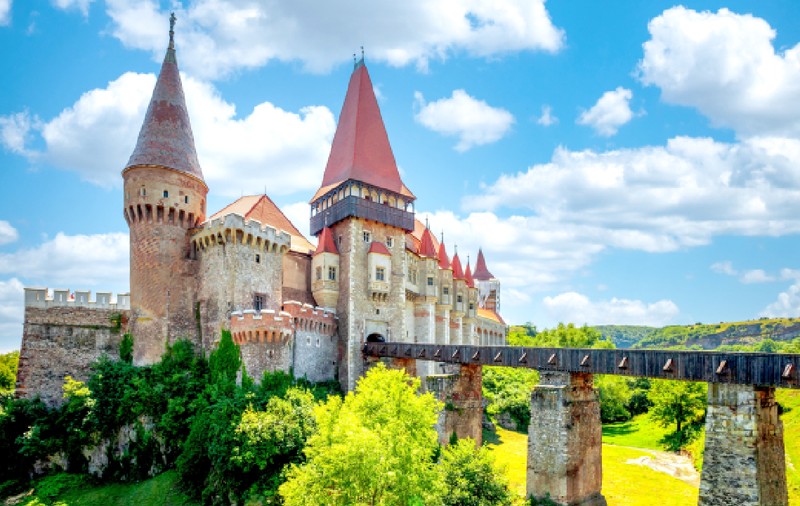 Americanii sunt trimiși să viziteze Castelul Corvinilor, din Hunedoara: „Desprins direct din paginile unei epopei medievale”