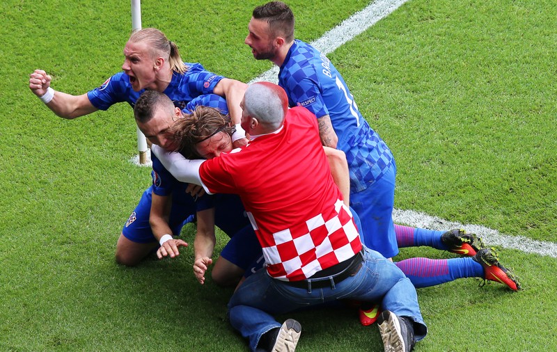 Euro 2016. Un streaker croat a intrat pe teren și s-a bucurat la golul lui Modrici! | FOTO