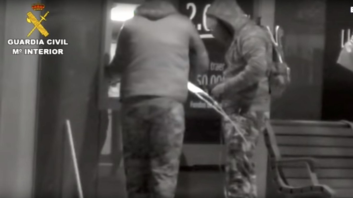 Bandă de români care jefuiau bancomatele cu explozibilul jihadiștilor, capturată în Spania. Cum se foloseau de ”mama lui Satan”