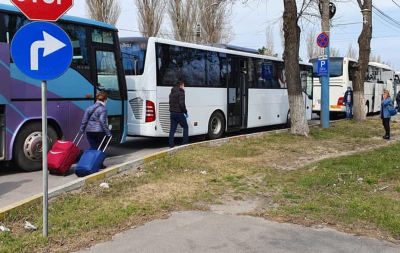 Persoanele carantinate în Mamaia au plecat acasă cu autocare ale Ministerului de Interne