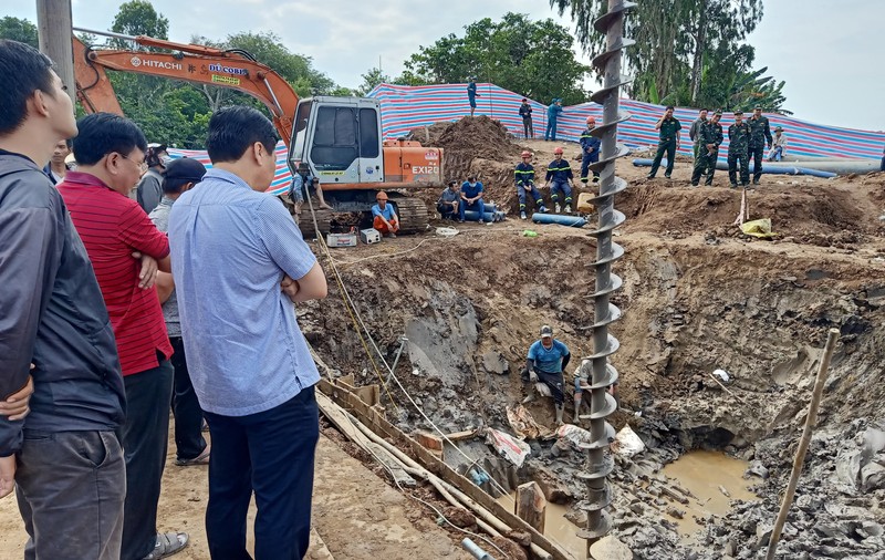 Copil blocat de două zile într-o groapă adâncă de 35 de metri, în Vietnam. Operațiunea de salvare, în desfășurare