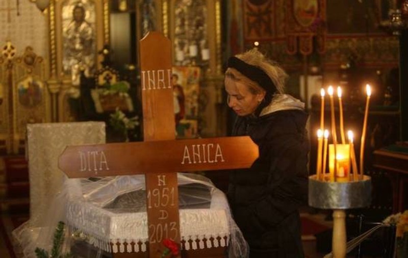 DE NECREZUT! Vezi de ce nu a venit tatăl Danielei Gyorfi la înmormântarea fostei sale soţii!