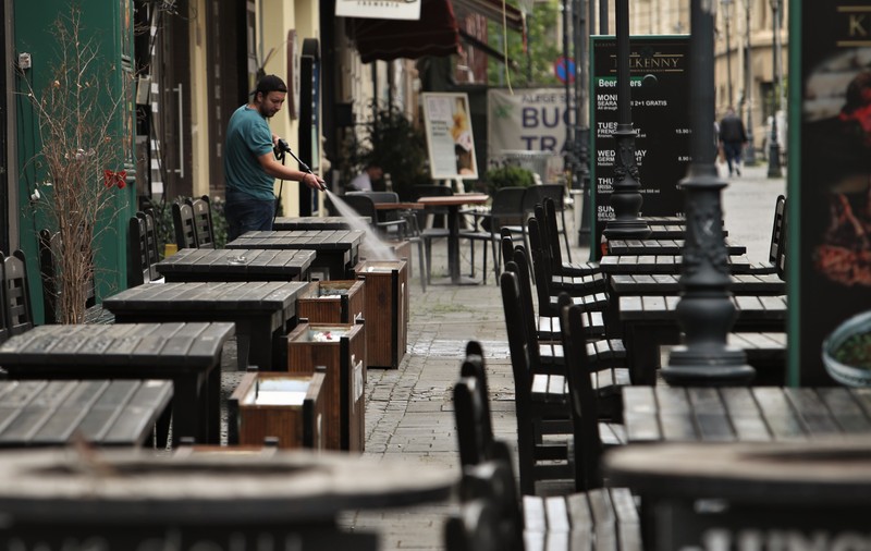 De azi se deschid terasele și plajele. Ce alte măsuri restrictive mai sunt relaxate în România