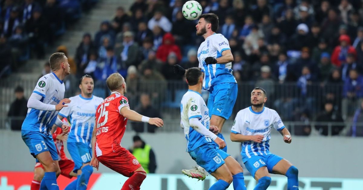 Fază din timpul meciului Universitatea Craiova - Maiz din Conference League, 27 noiembrie 2025