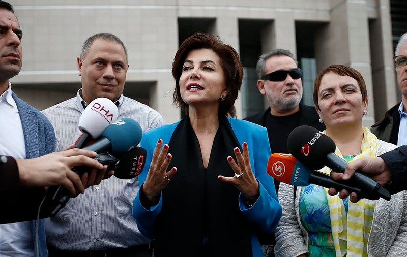 O cunoscută jurnalistă din Turcia, arestată pentru „insultă adusă preşedintelui”