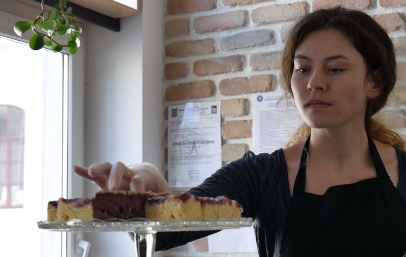 VIDEO / Din orfelinat, la primul job. Un hostel și o cafenea din București au angajat tineri ieșiți din centrele de plasament