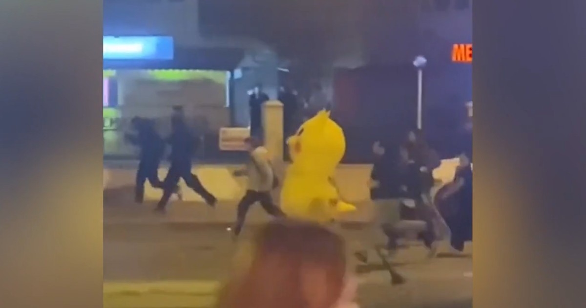 Un bărbat îmbrăcat în costum de Pikachu fuge de poliție la protestele din Turcia.