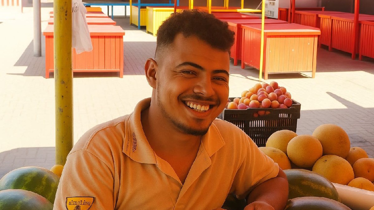 Mohamed, un tânăr din Egipt care lucrează la un aprozar în Gherla