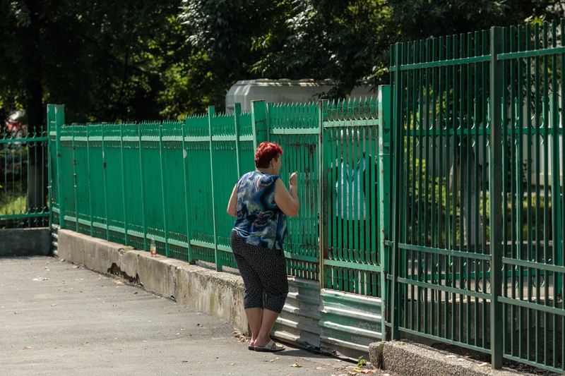 O mamă își așteaptă copilul să iasă din examen | Foto: Vlad Chirea