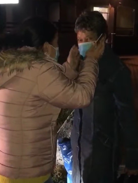 Momentul în care mama și fiica s-au revăzut, după 15 ani. Foto: Cronica Găeștiului / Captură video