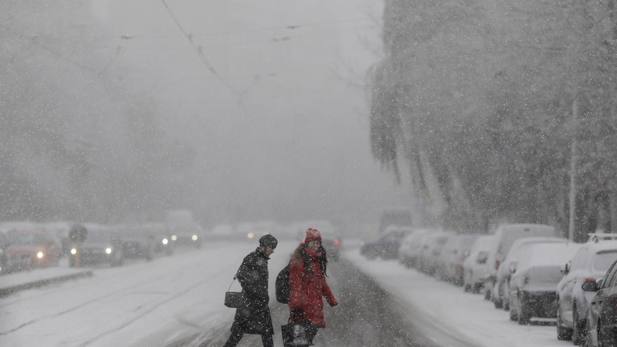 Locuitorii din unele zone ale Bucureștiului s-au confruntat cu zăpada pe 21 decembrie 2022. Foto: Octav Ganea / Inquam Photos