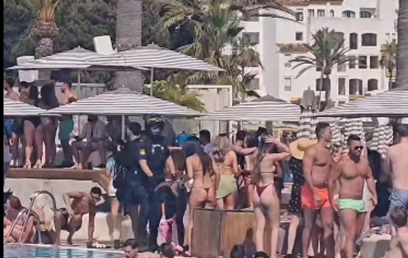 Operațiune antidrog în cel mai popular club din Marbella. Clienții, scoși din piscină de poliție | VIDEO