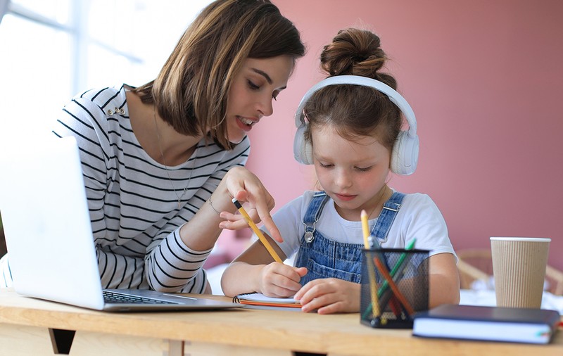 Dificultățile și avantajele educației online, așa cum le văd părinții