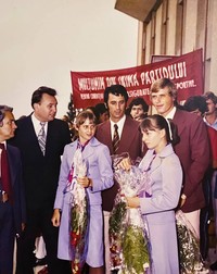 Întoarcerea în țară a sportivilor români, după Jocurile Olimpice de la Montreal, din 1976. Vasile Dîba (dreapta) și Nadia Comăneci (centru) au câștigat împreună patru medalii de aur | Foto: Vasile Dîba / Facebook