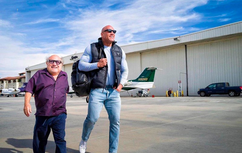 Ce au făcut Dwayne Johnson și Danny DeVito la o nuntă. Invitaților nu le-a venit să creadă!