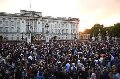 Oamenii au început să se adune în fața Palatului Buckingham, după ce medicii reginei au spus că sunt îngrijorați pentru starea ei de sănătate. Câteva ore mai târziu era anunțat decesul suveranei