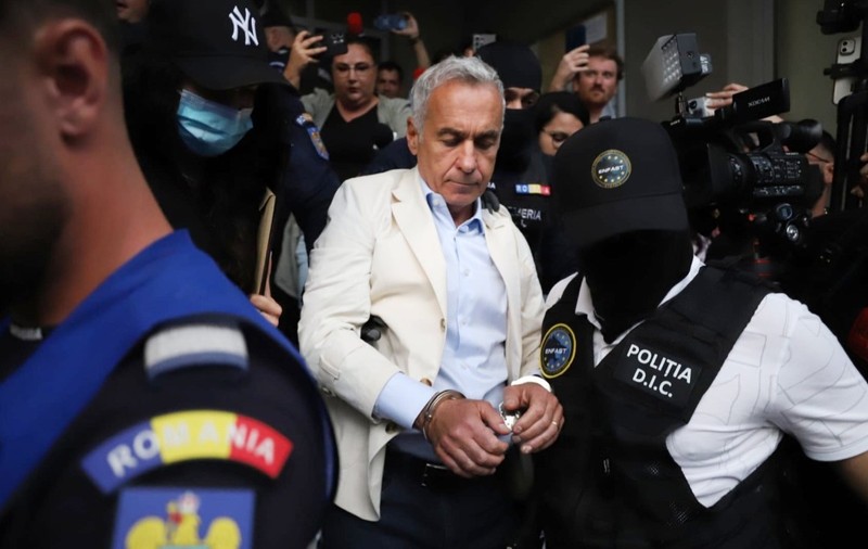 Călin Georgescu a ieșit încătușat din sediul DIICOT, după ce a fost reținut 24 de ore. Foto: Dumitru Angelescu / Libertatea