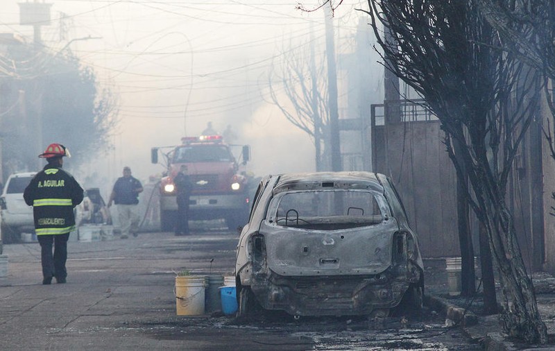 Un incendiu masiv a cuprins calea ferată și mai multe locuințe dintr-un oraș din centrul Mexicului