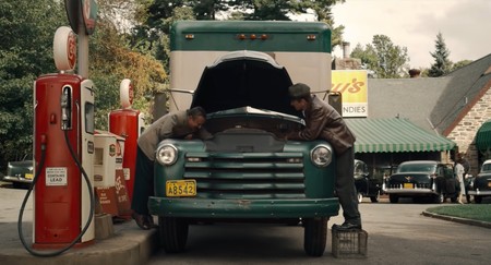 Russell și Frank se împrietenesc la o benzinărie / Foto: Netflix
