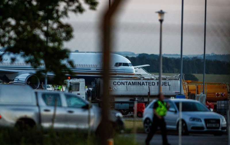 Primul zbor britanic care deporta migranți în Rwanda a fost anulat, după o decizie de ultim moment a CEDO