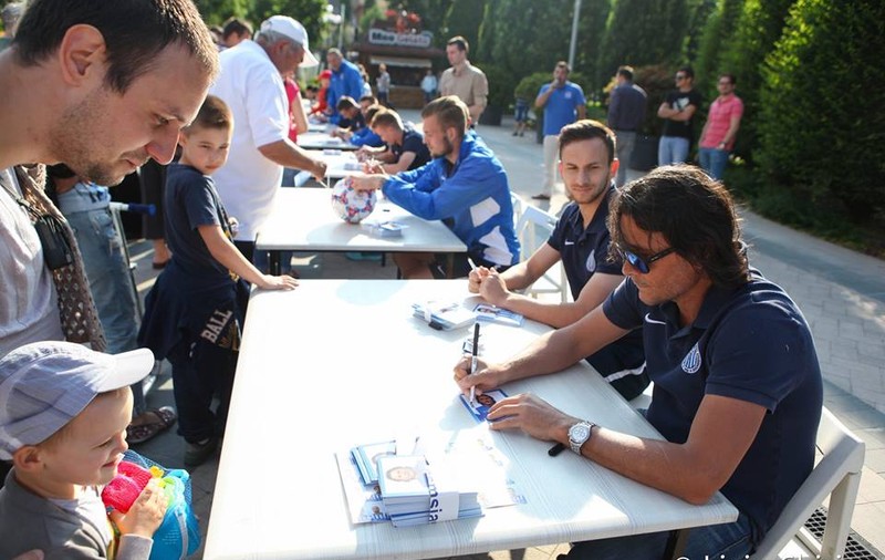Ieșenii au făcut o sesiune de autografe înaintea meciului cu Steaua / GALERIE FOTO