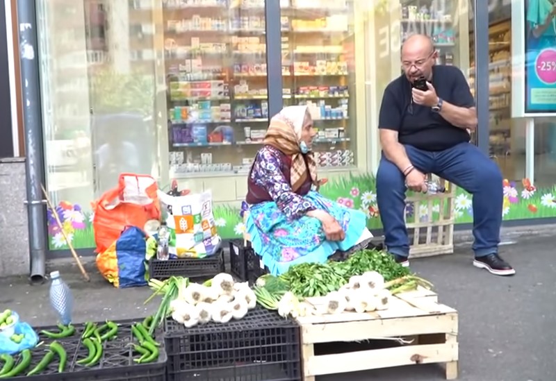 Piedone comandă o tarabă specială pentru femeie