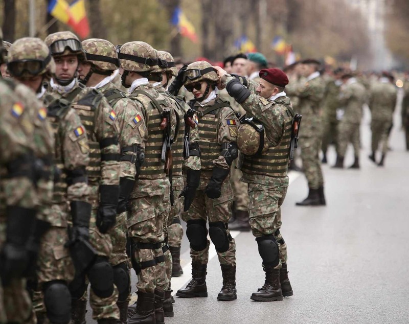 Parada de 1 decembrie 2023 din București. Peste 2.400 de militari, avioane F-16 și Eurofighter au defilat în fața a circa 100.000 de persoane