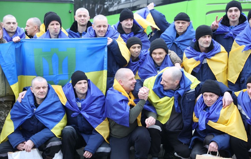 „Iubirea mea, sunt viu”: primul apel al unui soldat ucrainean eliberat din captivitatea rusă | VIDEO