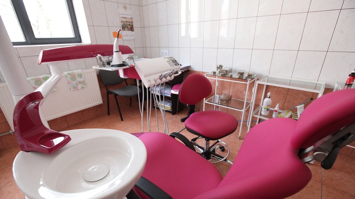 Clinica Metropolitană de Stomatologie, în București. Cabinet stomatologic școlar