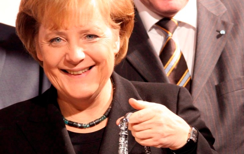 Păpuşica Angela Merkel, lansată pe piaţă