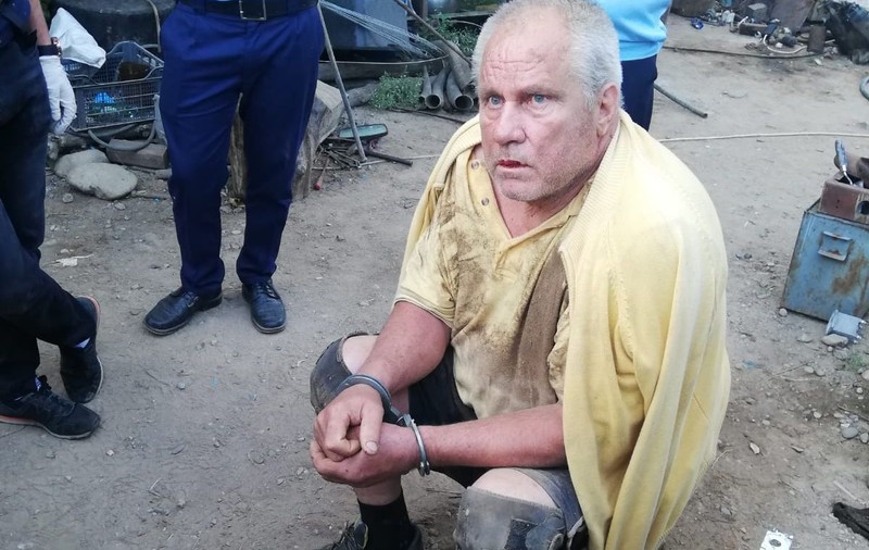Dispariția celor două tinere din Caracal. Fata de 15 ani a sunat de trei ori la 112 și a dat o adresă găsită pe o carte de vizită. Ce au găsit anchetatorii în casa suspectului