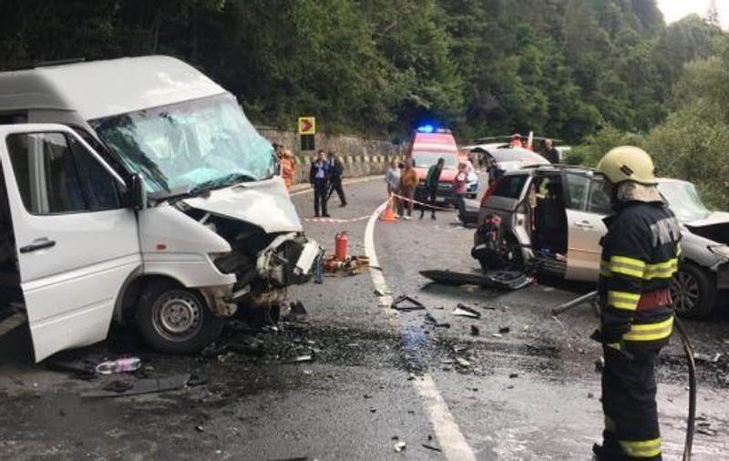 Accident cu 13 răniți, între care doi copii, pe DN 15, în Mureș, după ce o maşină şi un microbuz s-au ciocnit
