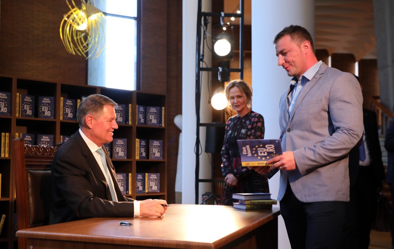 Polițistul Marian Godină și Rareș Bogdan, printre cei care au luat autografe pe cartea președintelui Iohannis
