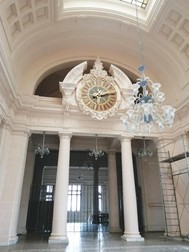Recuzita folosită a fost lăsată în Palatul Culturii, după filmări | Foto: Ziarul Prahova